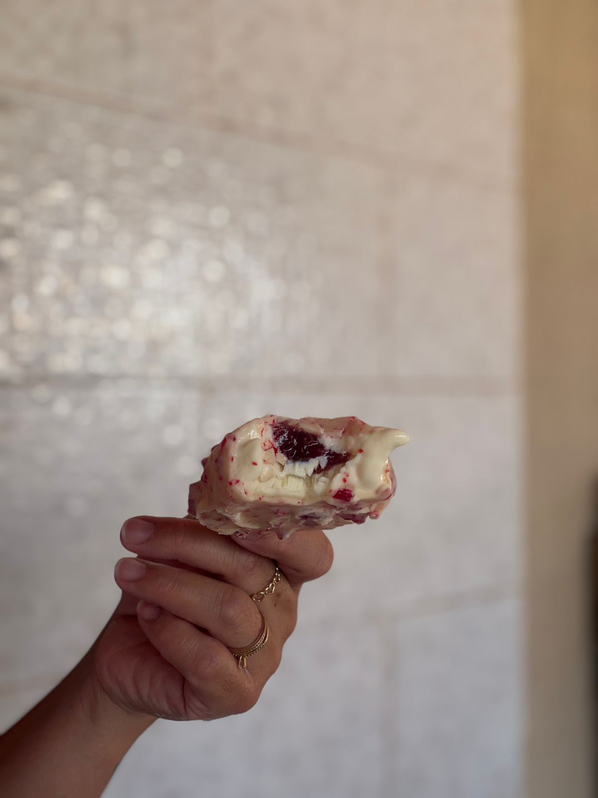 Picolé cravejado artesanal segurado na mão