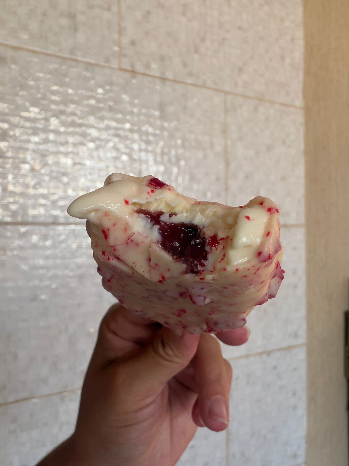 Picolé cremoso aberto mostrando o recheio