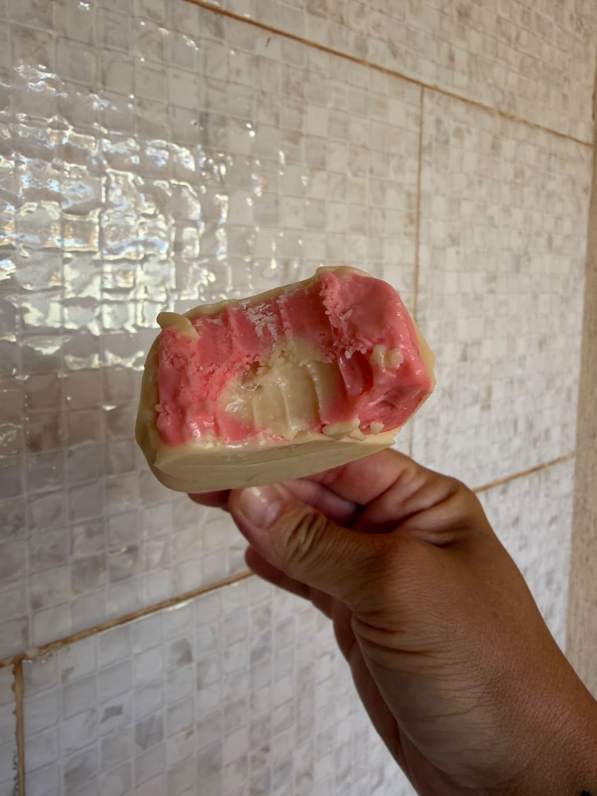 Picolé recheado mordido mostrando o recheio cremoso